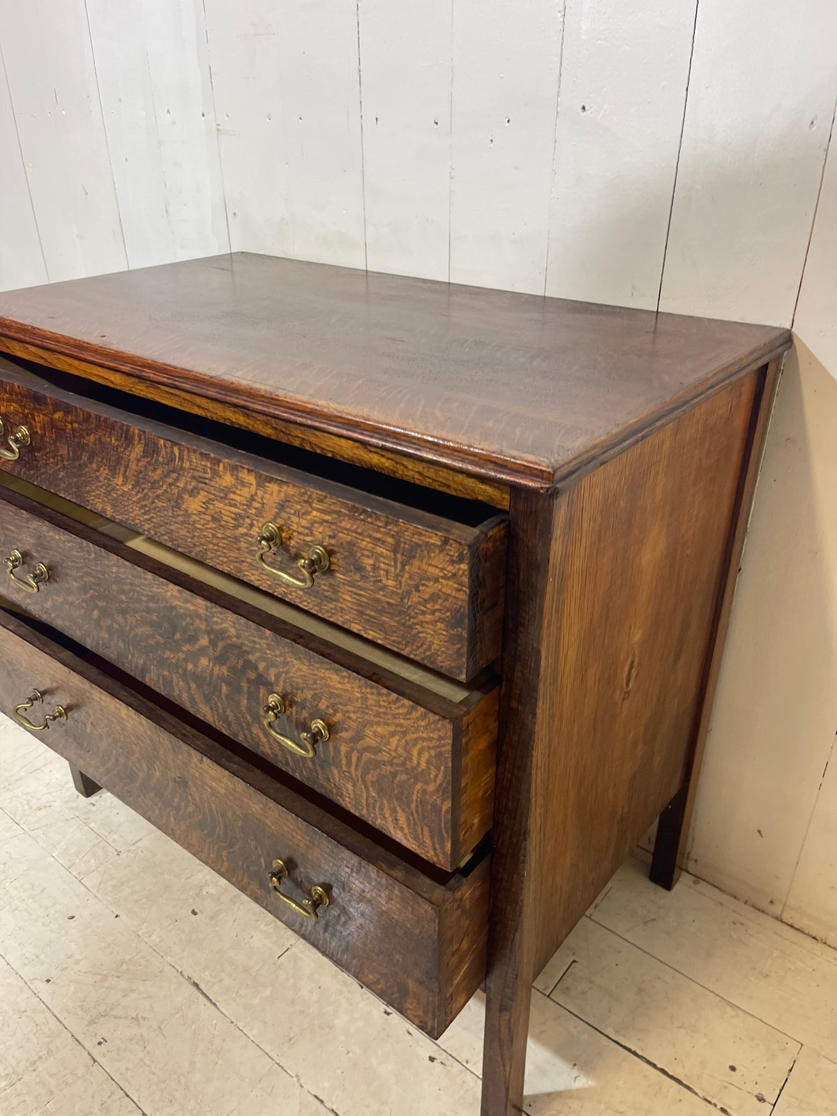Victorian Graduated Chest of Drawers in Oak