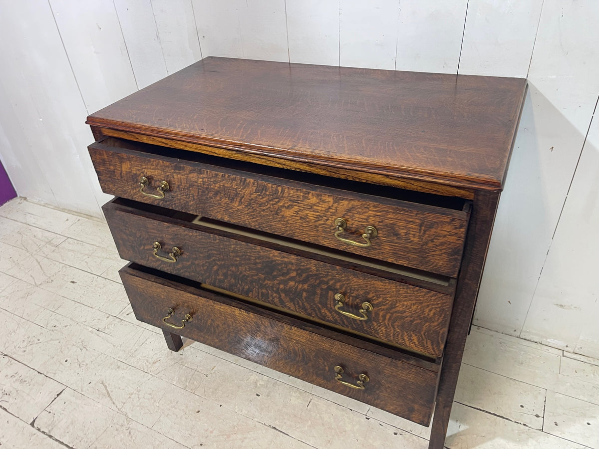 Victorian Graduated Chest of Drawers in Oak